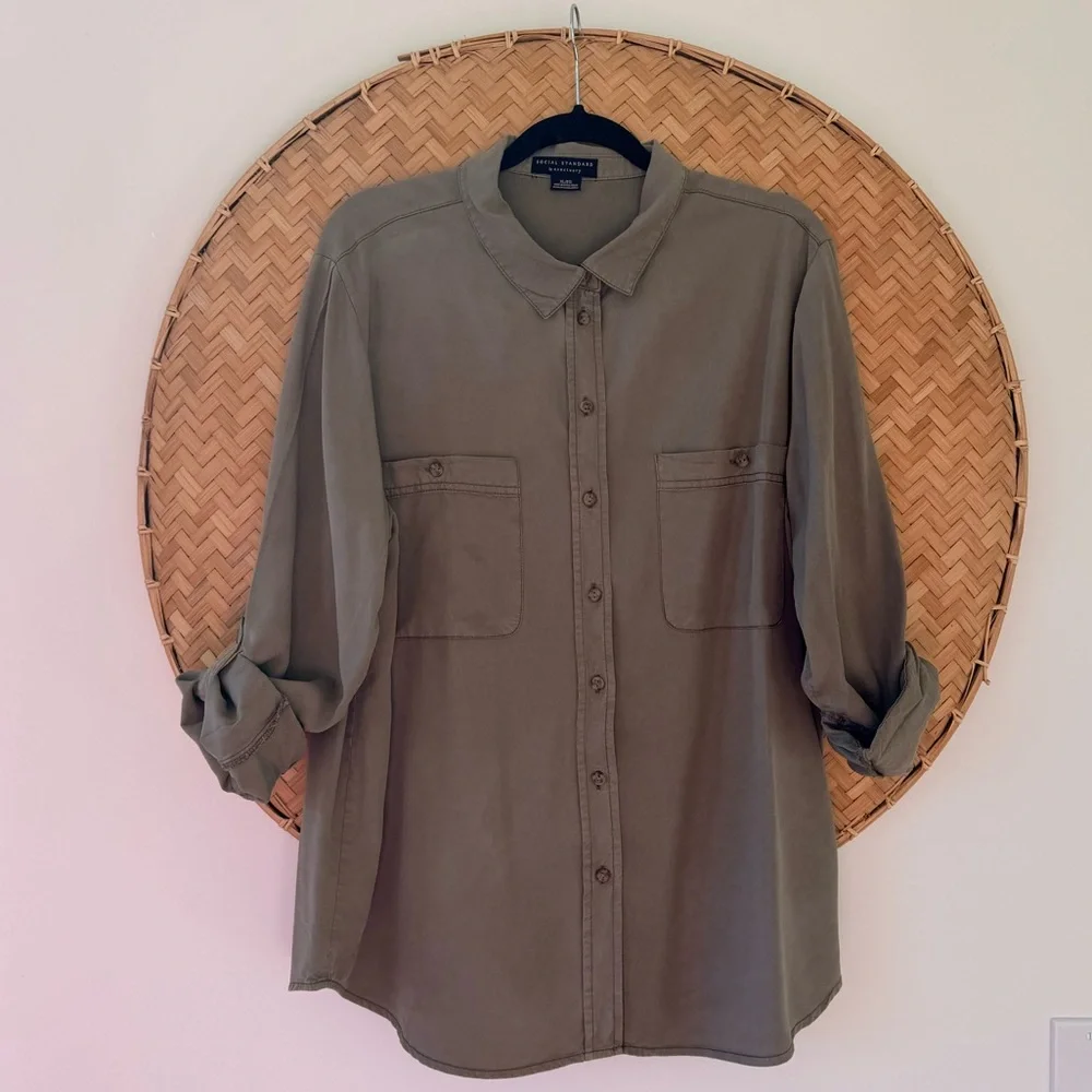 WOMEN’S SOCIAL STANDARD BY SANCTUARY ARMY GREEN GORP-CORE TENCEL BUTTON-DOWN TOP